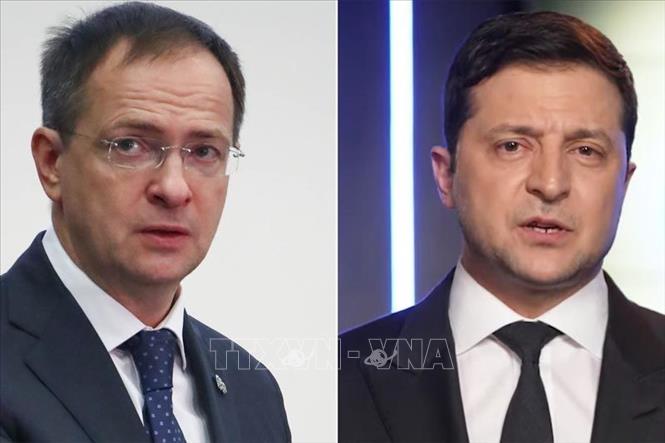 Trong ảnh: Ông Vladimir Medinsky (trái), trưởng phái đoàn đàm phán của Nga và Tổng thống Ukraine Volodymyr Zelensky. Ảnh: AP/TTXVN