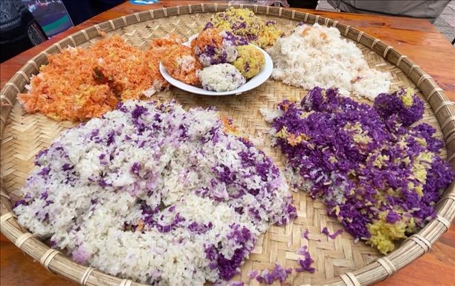 Trong ảnh: Xôi ngũ sắc của người Lự, ởbản Thẳm, xã Bản Hon, huyện Tam Đường được biết đến là món ăn truyền thống của đồng bào và mang nhiều ý nghĩa quan trọng. Ảnh: Đinh Thùy-TTXVN