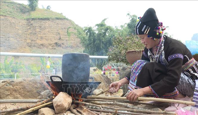 Trong ảnh: Phụ nữ Lự, ở bản Thẳm, xã Bản Hon, huyện Tam Đường đồ xôi ngũ sắc để chuẩn bị cho ngày lễ, ngày giỗ. Ảnh: Đinh Thùy-TTXVN