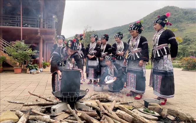 Trong ảnh: Phụ nữ Lự, ở bản Thẳm, xã Bản Hon, huyện Tam Đường đồ xôi ngũ sắc để chuẩn bị cho ngày lễ, ngày giỗ. Ảnh: Đinh Thùy-TTXVN



