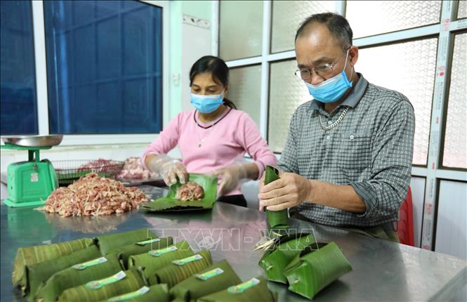 Trong ảnh: Gia đình ông Nguyễn Thế Hạt, Giám đốc Hợp tác xã Nem nướng Liên Chung, đóng gói sản phẩm để bán ra thị trường. Ảnh: Danh Lam-TTXVN