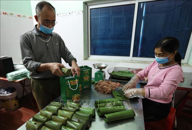 Trong ảnh: Ông Nguyễn Thế Hạt, Giám đốc Hợp tác xã Nem nướng Liên Chung, đóng gói sản phẩm để bán ra thị trường. Ảnh: Danh Lam-TTXVN