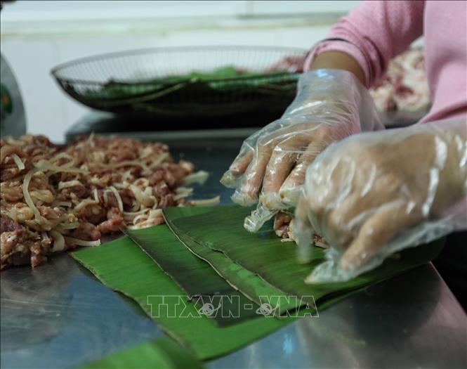 Trong ảnh: Dùng lá chuối để gói nem sau khi chế biến nguyên liệu. Ảnh: Danh Lam-TTXVN