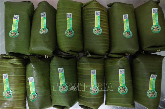 Trong ảnh: Nem nướng Liên Chung được cải tiến mẫu mã và dán tem truy xuất hàng hóa tại Hợp tác xã Nem nướng Liên Chung. Ảnh: Danh Lam-TTXVN