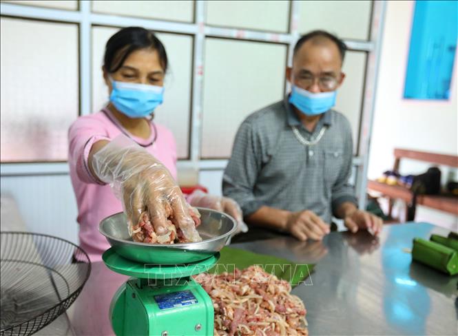 Trong ảnh: Thính (được làm tự gạo tẻ loại ngon rang vàng thơm phức được xay nhỏ thành bột), muối (cũng được rang vàng khô tán nhỏ), thịt, hạt tiêu… được đem trộn đều trong vòng 20 phút trước khi đem gói nem. Ảnh: Danh Lam-TTXVN