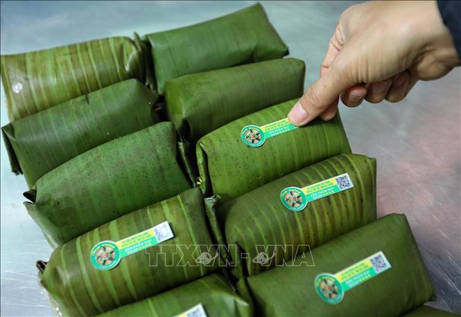 Trong ảnh: Nem nướng Liên Chung được cải tiến mẫu mã và dán tem truy xuất hàng hóa tại Hợp tác xã Nem nướng Liên Chung. Ảnh: Danh Lam-TTXVN
