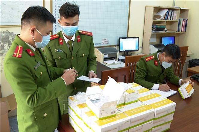 Trong ảnh: Số kit test nhanh COVID-19 không rõ nguồn gốc xuất xứ bị Cơ quan Công an thu giữ. Ảnh: TTXVN phát