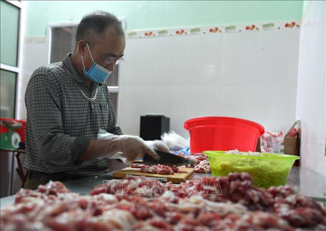 Trong ảnh: Thịt lợn được lựa chọn và chế biến để làm Nem nướng Liên Chung. Ảnh: Danh Lam-TTXVN