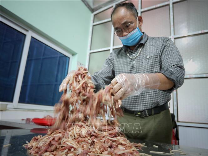 Trong ảnh: Thính (được làm tự gạo tẻ loại ngon rang vàng thơm phức được xay nhỏ thành bột), muối (cũng được rang vàng khô tán nhỏ), thịt, hạt tiêu… được đem trộn đều trong vòng 20 phút trước khi đem gói nem. Ảnh: Danh Lam-TTXVN