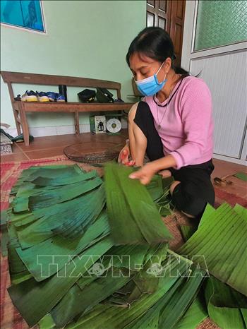 Trong ảnh: Chuẩn bị lá chuối để gói nem. Ảnh: Danh Lam-TTXVN