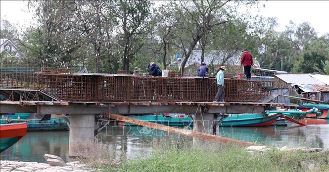 Trong ảnh: Cầu Thần Nông trên tuyến giao thông ven biển Rạch Giá - Hòn Đất thuộc địa bàn huyện Hòn Đất (Kiên Giang) đang giai đoạn thi công. Ảnh: Lê Huy Hải - TTXVN