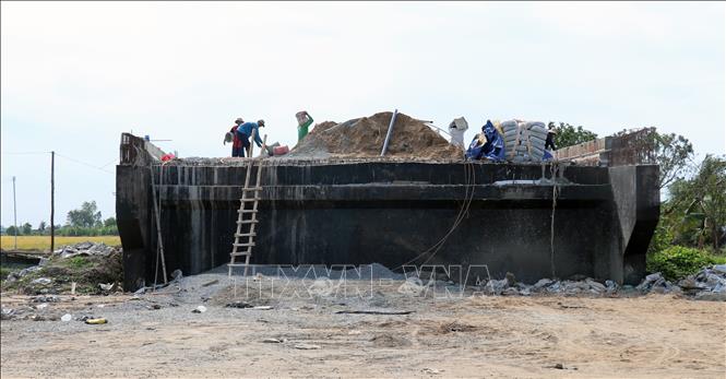 Trong ảnh: Cầu số 3 trên tuyến giao thông ven biển Rạch Giá - Hòn Đất thuộc địa bàn huyện Hòn Đất (Kiên Giang) đang giai đoạn thi công. Ảnh: Lê Huy Hải - TTXVN