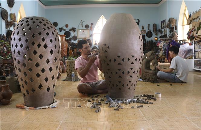 Photo: Pottery products made in Cham Bau Truc pottery cooperative in Phuoc Dan town, Ninh Phuoc district. VNA Photo: Nguyễn Thành 