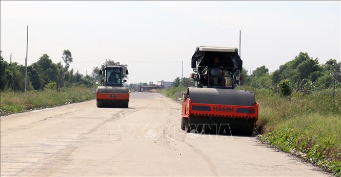 Trong ảnh: Đường giao thông trên địa bàn huyện Hòn Đất (Kiên Giang) thi công xây dựng sắp hoàn thành. ảnh: Lê Huy Hải - TTXVN