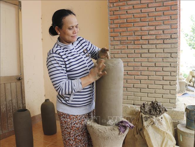Photo: Making pottery products in Cham Bau Truc pottery cooperative in Phuoc Dan town, Ninh Phuoc district. VNA Photo: Nguyễn Thành 