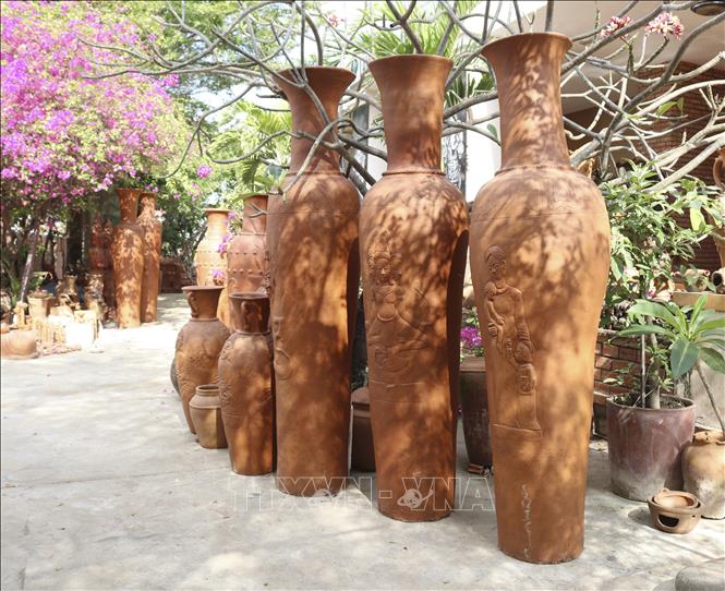 Photo: Pottery products made in Cham Bau Truc pottery cooperative in Phuoc Dan town, Ninh Phuoc district. VNA Photo: Nguyễn Thành 