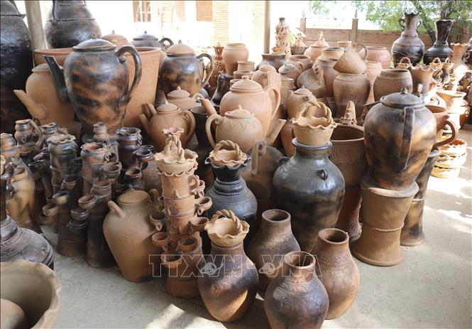 Photo: Pottery products made in Cham Bau Truc pottery cooperative in Phuoc Dan town, Ninh Phuoc district. VNA Photo: Nguyễn Thành 