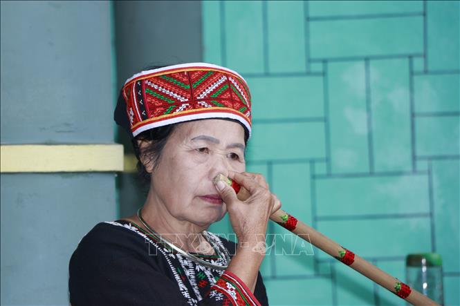 Nghệ nhân Đặng Thị Thanh thể hiện một điệu nhạc của người Phù Lá qua tiếng sáo 
