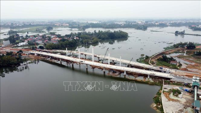 Trong ảnh: Cầu Đầm Vạc có vai trò kết nối 2 bờ Bắc- Nam của Đầm Vạc liên thông thành phố Vĩnh Yên với các các vùng lân cận đáp ứng nhu cầu phát triển giao thông và vận tải đô thị khu vực trung tâm thành phố Vĩnh Yên. Ảnh: Hoàng Hùng – TTXVN