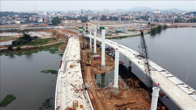 Trong ảnh: Cầu Đầm Vạc đang trong giai đoạn nước rút để dự kiến đưa vào sử dụng vào tháng 5/2022. Ảnh: Hoàng Hùng – TTXVN