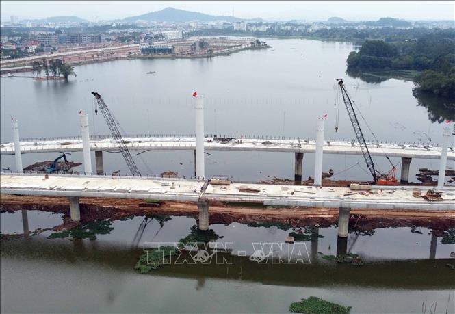 Trong ảnh: Cầu Đầm Vạc có vai trò kết nối 2 bờ Bắc- Nam của Đầm Vạc liên thông thành phố Vĩnh Yên với các các vùng lân cận đáp ứng nhu cầu phát triển giao thông và vận tải đô thị khu vực trung tâm thành phố Vĩnh Yên. Ảnh: Hoàng Hùng – TTXVN