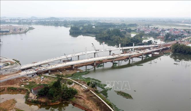 Trong ảnh: Cầu Đầm Vạc được thiết kế với hai đơn nguyên tách biệt, mỗi đơn nguyên có 9 nhịp với chiều dài toàn cầu gần 320m, bề rộng mặt cầu 35m. Ảnh: Hoàng Hùng – TTXVN