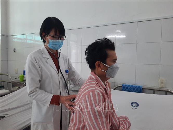 Bệnh nhân được khám sau khi nội soi lấy đinh. Ảnh: TTXVN phát