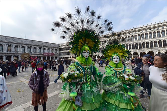 Trong ảnh: Nghệ sĩ trong trang phục hóa trang rực rỡ tham gia Lễ hội hóa trang Carnival tại Venice, Italy, ngày 20/2/2022. Ảnh: AFP/ TTXVN