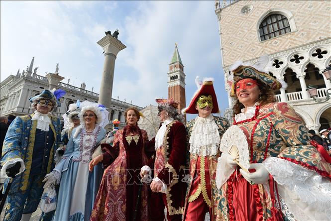 Trong ảnh: Người dân trong trang phục hóa trang rực rỡ tham gia Lễ hội hóa trang Carnival tại Venice, Italy, ngày 20/2/2022. Ảnh: AFP/ TTXVN