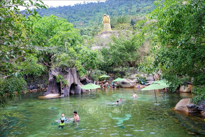 Trong ảnh: Du khách đi vui chơi, tắm suối khoáng nóng tại Công viên Núi Thần Tài. Ảnh: Trần Lê Lâm - TTXVN