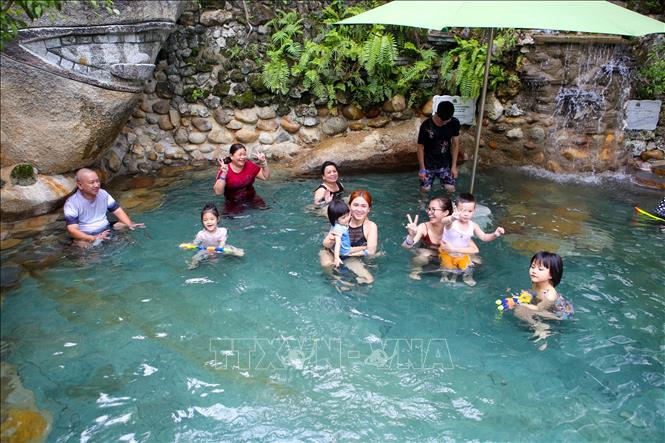 Trong ảnh: Những gia đình du khách hào hứng, thích thú khi được ngâm mình trong các hồ suối khoáng nóng tại Công viên suối Núi Thần Tài. Ảnh: Trần Lê Lâm - TTXVN