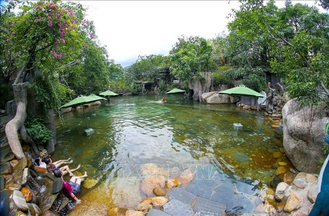 Trong ảnh: Thiên nhiên đã ban tặng cho nơi đây những hồ nước khoáng nóng quanh năm. Ảnh: Trần Lê Lâm - TTXVN