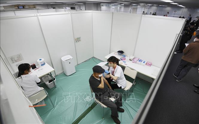 Trong ảnh: Nhân viên y tế tiêm vaccine phòng COVID-19 cho người dân tại Osaka, Nhật Bản. Ảnh: Kyodo/ TTXVN