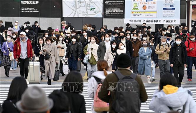 Trong ảnh: Người dân đeo khẩu trang phòng dịch COVID-19 tại Tokyo, Nhật Bản, ngày 28/2/2022. Ảnh: Kyodo/ TTXVN