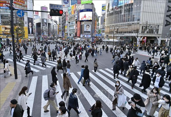 Trong ảnh: Người dân di chuyển trên đường phố tại Tokyo, Nhật Bản, ngày 28/2/2022. Ảnh: Kyodo/ TTXVN