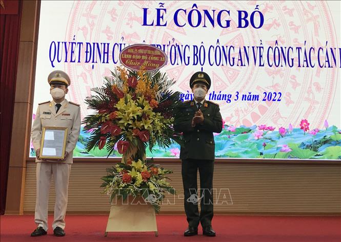 Trong ảnh: Thứ trưởng Bộ Công an Lê Văn Tuyến trao quyết định bổ nhiệm Giám đốc Công an tỉnh Hải Dương. Ảnh: Tiến Vĩnh – TTXVN