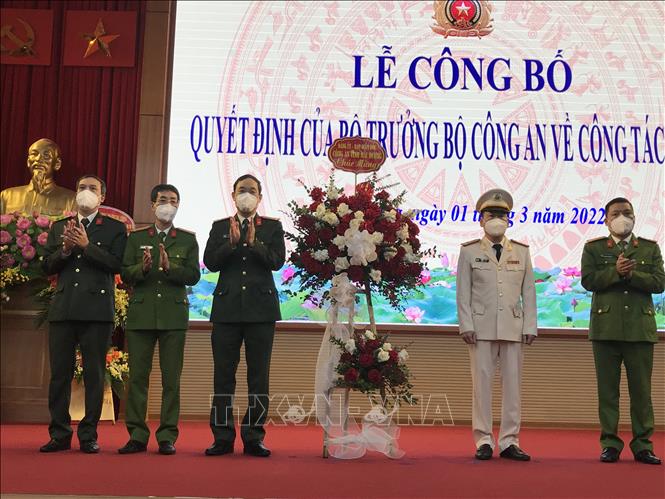 Trong ảnh: Các đồng chí lãnh đạo Công an tỉnh Hải Dương chúc mừng Tân Giám đốc Công an tỉnh. Ảnh: Tiến Vĩnh – TTXVN 