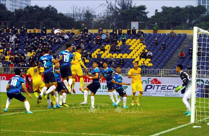 Pha bóng trước khung thành đội TopenLand Bình Định. Ảnh: Tá Chuyên - TTXVN