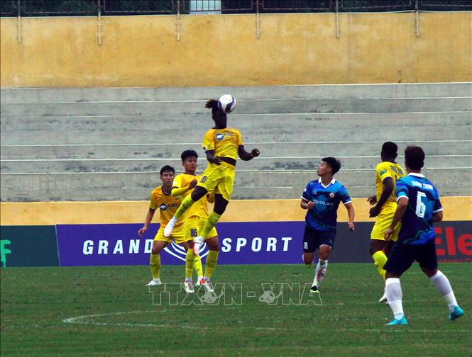 Pha bật cao đánh đầu của cầu thủ Sông Lam Nghệ An. Ảnh: Tá Chuyên - TTXVN