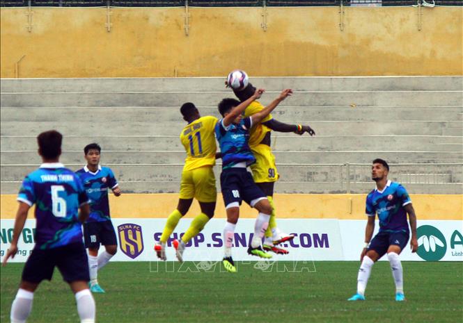 Pha tranh chấp bóng gữa cầu thủ Sông Lam Nghệ An và TopenLand Bình Định. Ảnh: Tá Chuyên - TTXVN