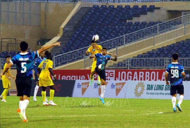 Pha tranh chấp bóng gữa cầu thủ Sông Lam Nghệ An và TopenLand Bình Định. Ảnh: Tá Chuyên - TTXVN