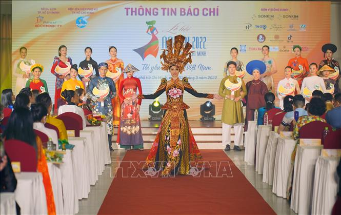 Photo: Ao dai models from several collections are introduced at the festival's announcement ceremony. VNA Photo: Mỹ Phương 