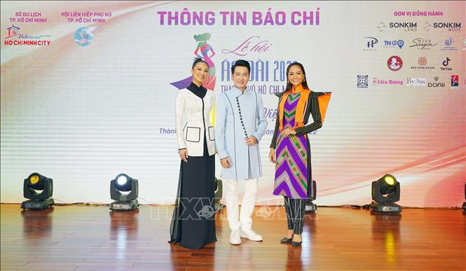 Photo: Artists in Ho Chi Minh city join the announcement of the ao dai festival. VNA Photo: Mỹ Phương 
