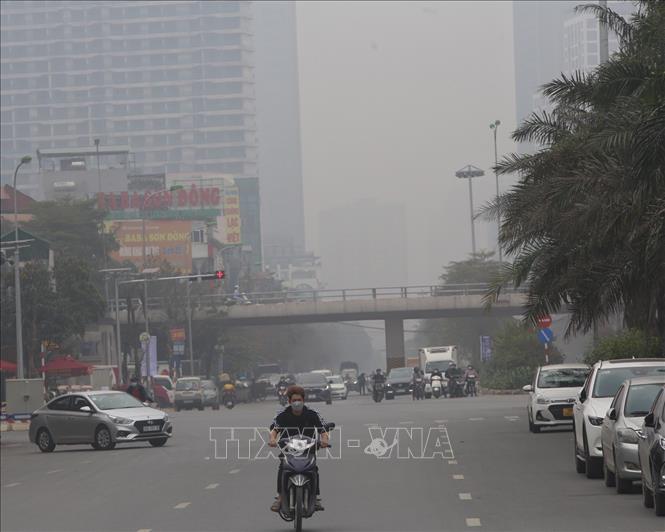 Sương mù dày đặc trên phố Văn Cao, quận Ba Đình. Ảnh: Tuấn Đức - TTXVN