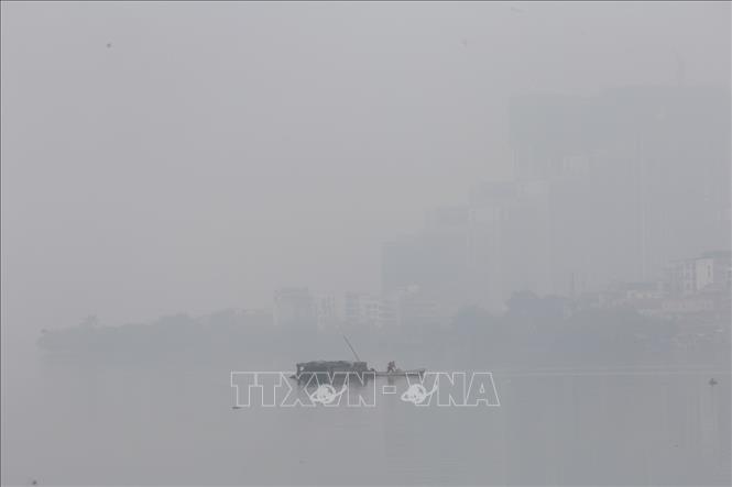 Sương mù dày đặc tại khu vực Hồ Tây. Ảnh: Tuấn Đức - TTXVN