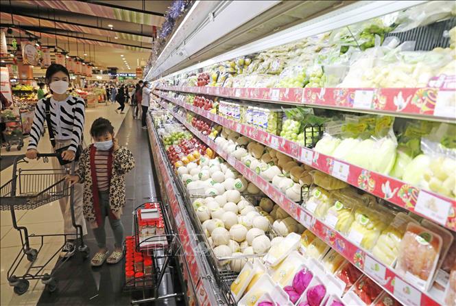 Trong ảnh: Người dân mua sắm tại siêu thị Aeon Long Biên, Hà Nội. Ảnh: Trần Việt - TTXVN