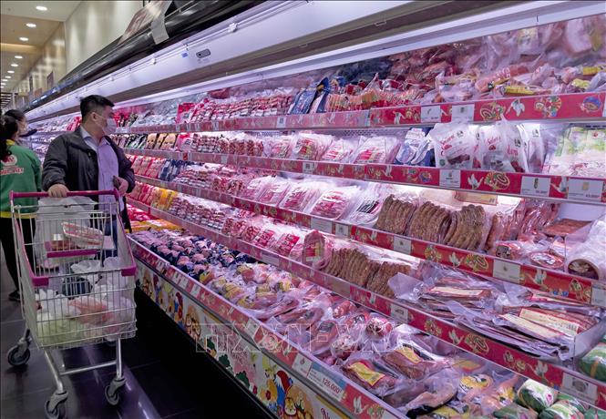 Trong ảnh: Người dân mua sắm tại siêu thị Aeon Long Biên, Hà Nội. Ảnh: Trần Việt - TTXVN