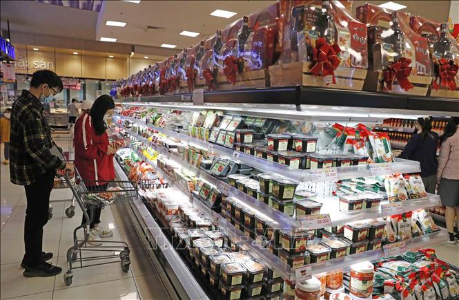 Trong ảnh: Người dân mua sắm tại siêu thị Aeon Long Biên, Hà Nội. Ảnh: Trần Việt - TTXVN