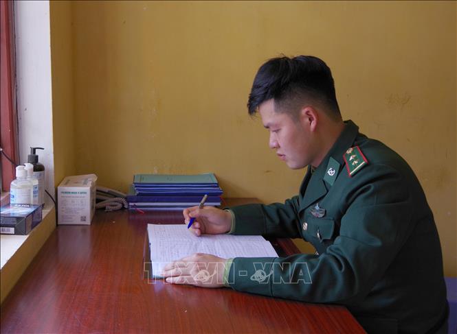Bộ đội Biên phòng: Bộ đội Biên phòng đã bảo vệ đường biên giới của Việt Nam suốt nhiều năm qua. Hãy xem những hình ảnh về bộ đội này để cảm nhận được sự anh dũng, sự can trường của những người lính chiến đấu trên khắp đất nước.