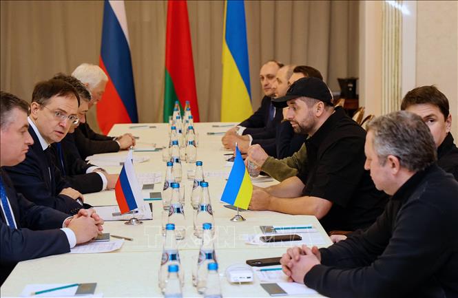 Trong ảnh: Phái đoàn Nga (trái) và Ukraine tại vòng đàm phán ở vùng Gomel, Belarus ngày 28/2/2022. Ảnh: AFP/TTXVN